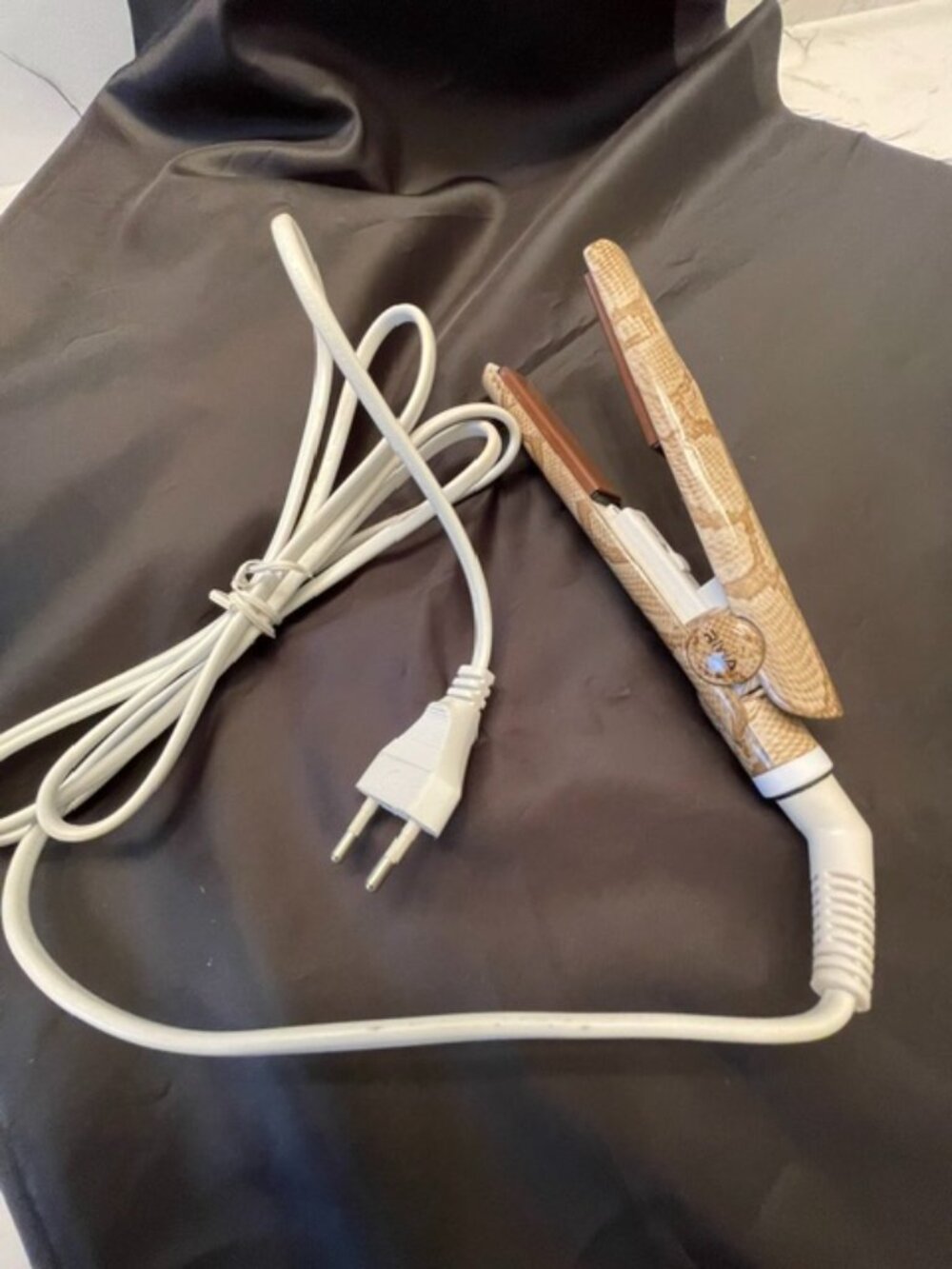 RIWA 1” Hair Straightener/Flat Iron with ceramic base- 2 prongs plug